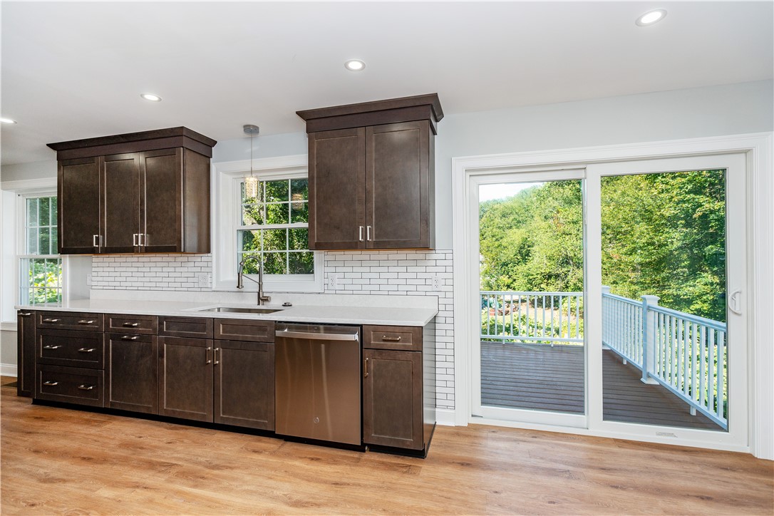 Warwick, Rhode Island 02886, United States, 3 Bedrooms Bedrooms, ,2 BathroomsBathrooms,Residential,Active,241769