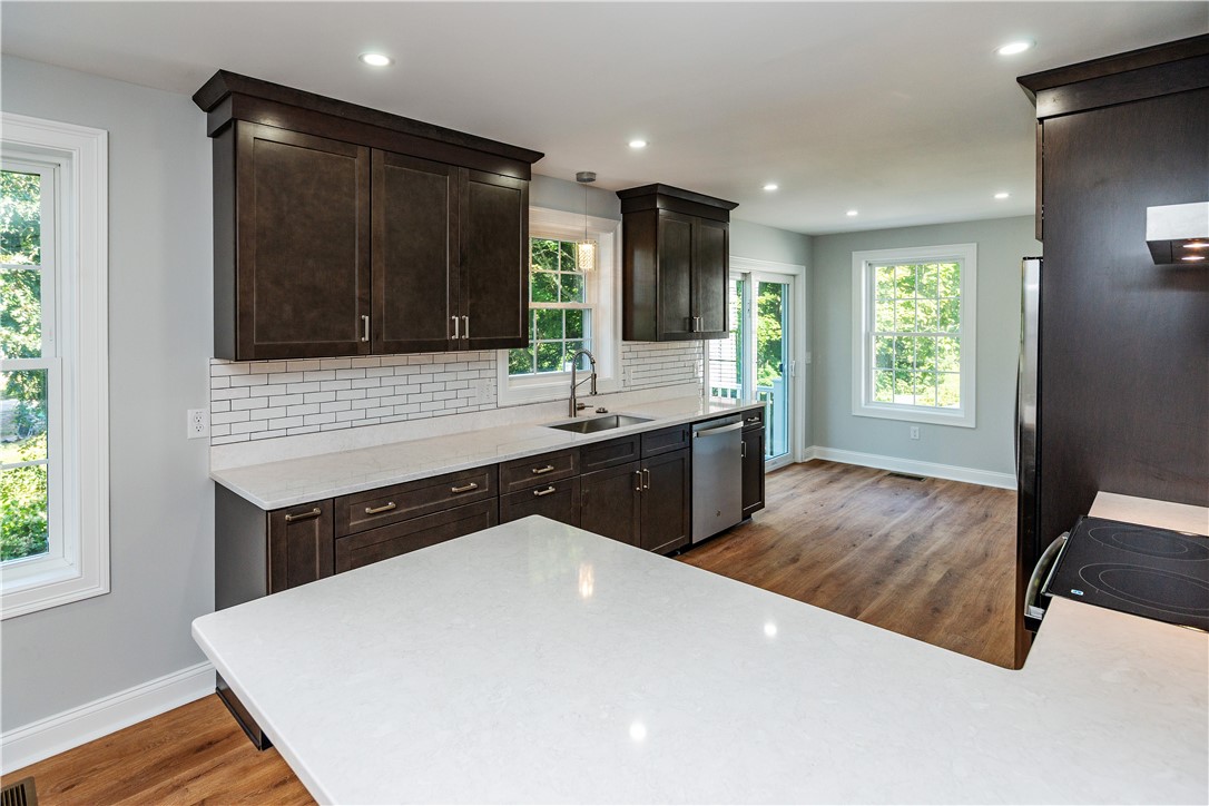 Warwick, Rhode Island 02886, United States, 3 Bedrooms Bedrooms, ,2 BathroomsBathrooms,Residential,Active,241769