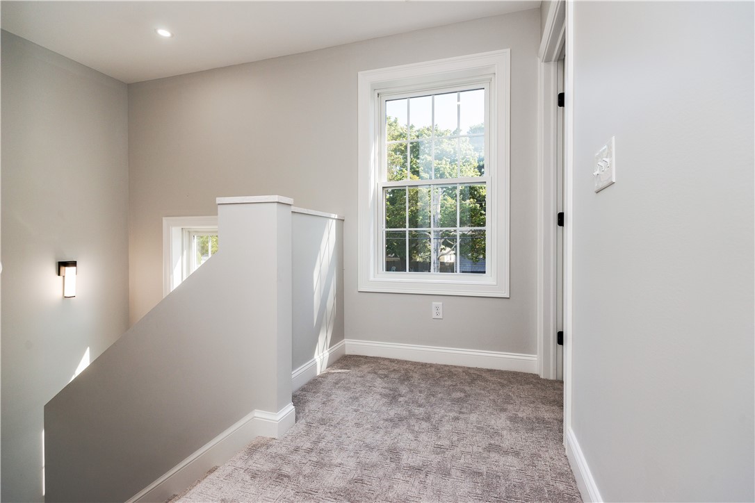 Warwick, Rhode Island 02886, United States, 3 Bedrooms Bedrooms, ,2 BathroomsBathrooms,Residential,Active,241769