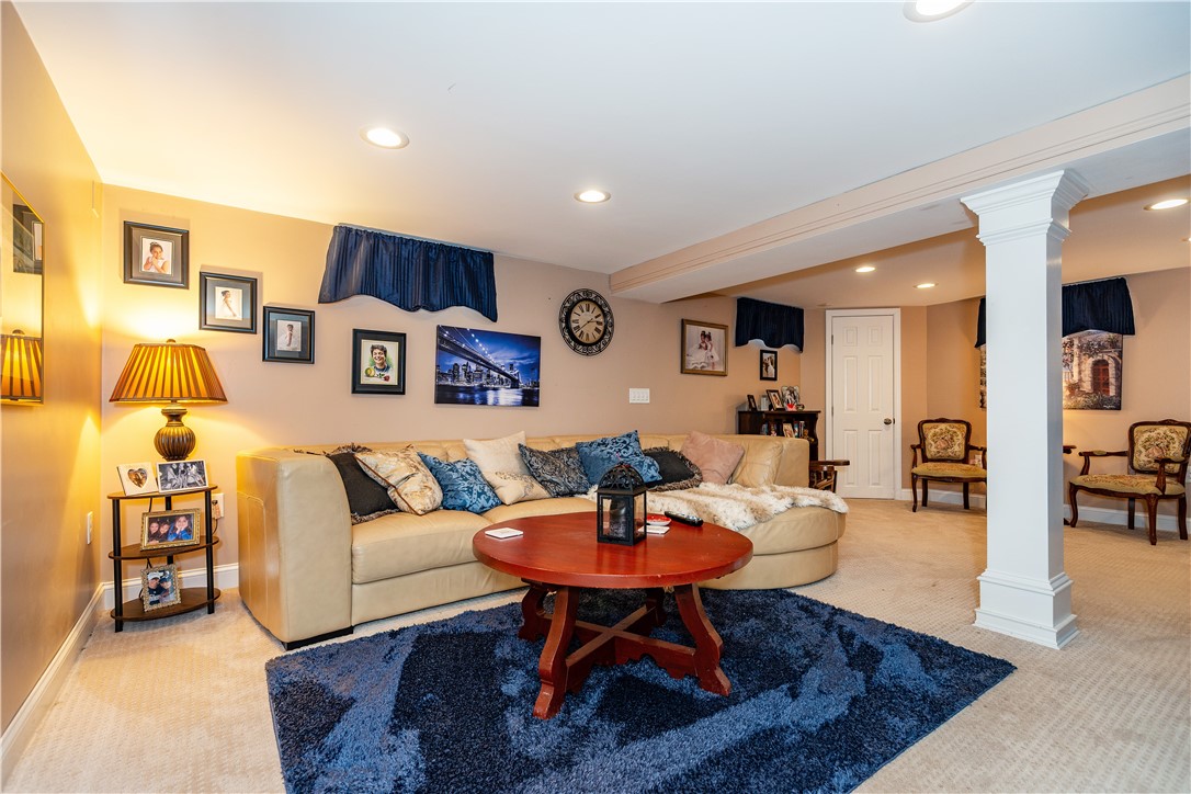 East Greenwich, Rhode Island 02818, United States, 5 Bedrooms Bedrooms, ,4 BathroomsBathrooms,Residential,Active,105029