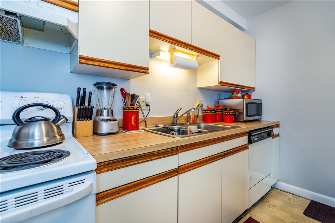 West Warwick, Rhode Island 02893, United States, 2 Bedrooms Bedrooms, ,1 BathroomBathrooms,Residential,Pending,136176