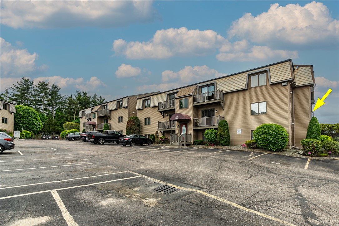 West Warwick, Rhode Island 02893, United States, 2 Bedrooms Bedrooms, ,1 BathroomBathrooms,Residential,Pending,136176