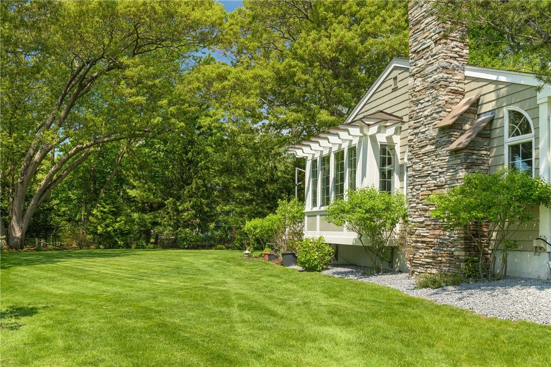 31 Meadowbrook Drive