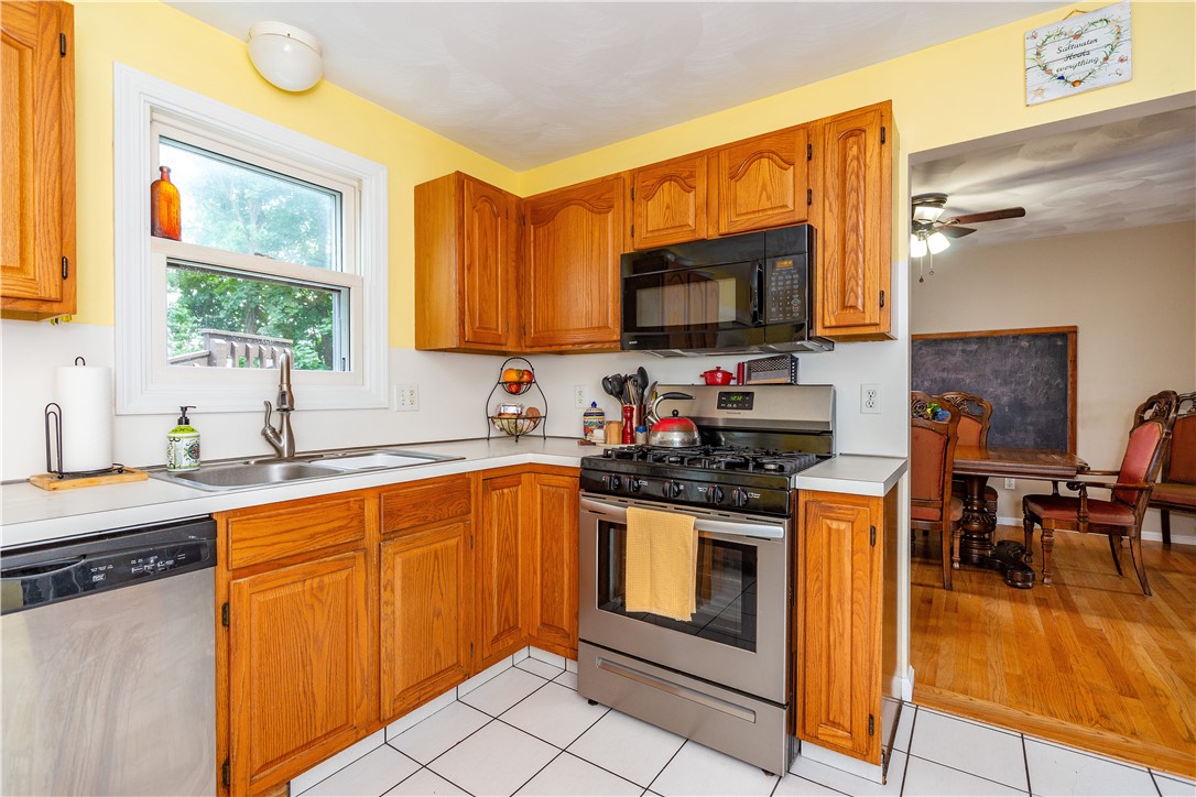 Warwick, Rhode Island 02886, United States, 3 Bedrooms Bedrooms, ,3 BathroomsBathrooms,Residential,Active,166854