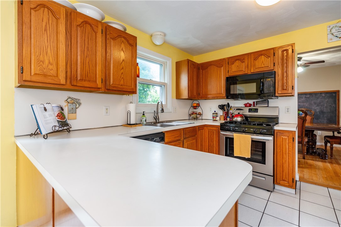 Warwick, Rhode Island 02886, United States, 3 Bedrooms Bedrooms, ,3 BathroomsBathrooms,Residential,Active,166854