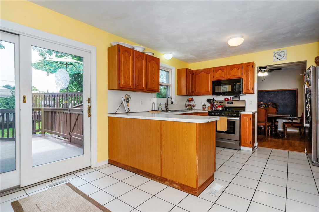 Warwick, Rhode Island 02886, United States, 3 Bedrooms Bedrooms, ,3 BathroomsBathrooms,Residential,Active,166854