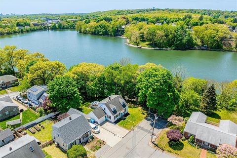 Single Family Residence in Lincoln RI 11 Edgehill Avenue.jpg