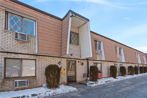 Condominium in Cranston RI 132 HOFFMAN Avenue.jpg