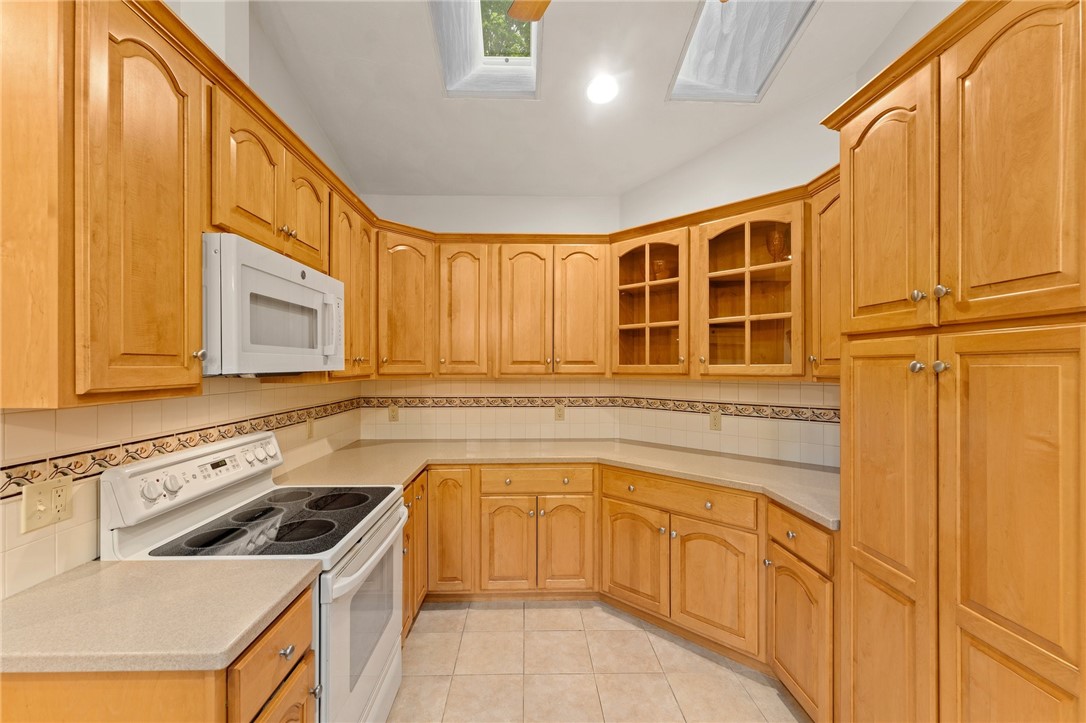 Narragansett, Rhode Island 02882, United States, 3 Bedrooms Bedrooms, ,3 BathroomsBathrooms,Residential,Pending,130762