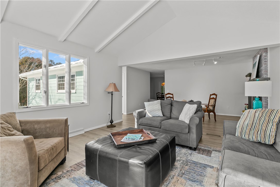 Middletown, Rhode Island 02842, United States, 3 Bedrooms Bedrooms, ,2 BathroomsBathrooms,Residential,Active,13798