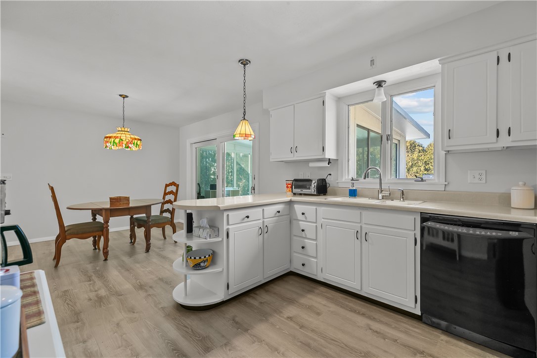 Middletown, Rhode Island 02842, United States, 3 Bedrooms Bedrooms, ,2 BathroomsBathrooms,Residential,Active,13798