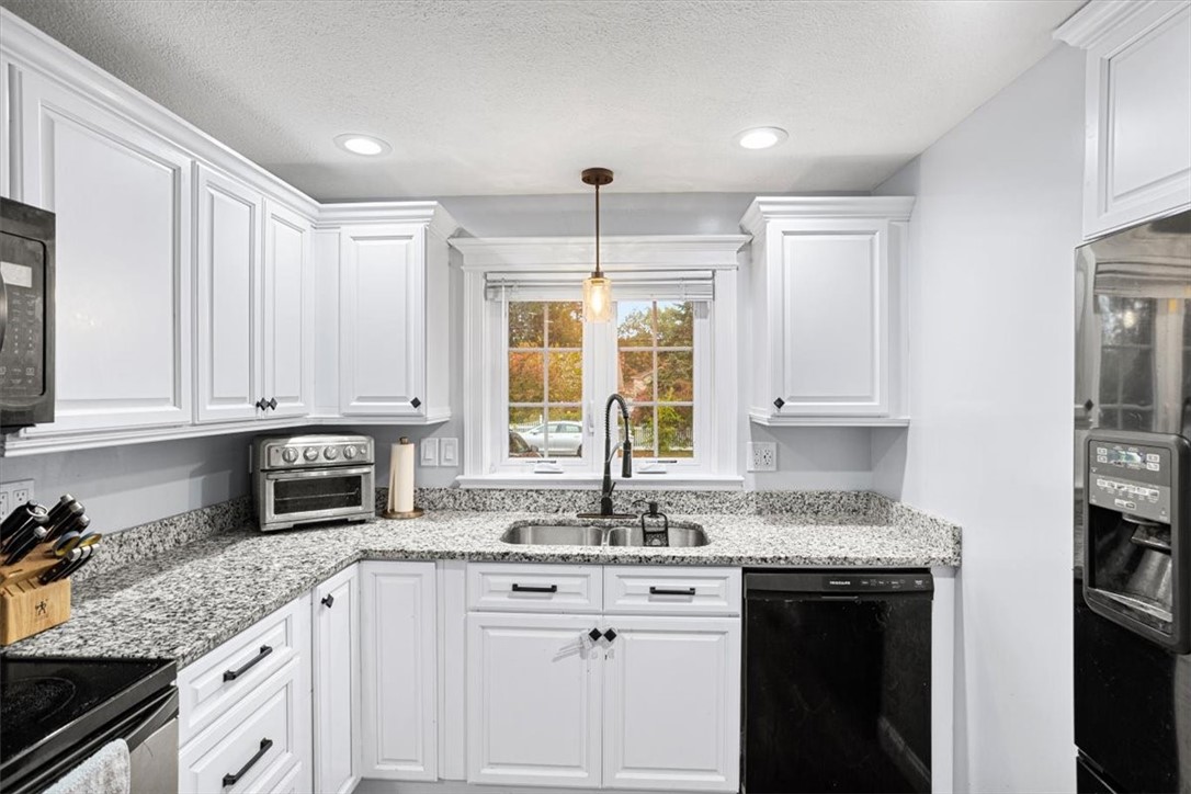 Smithfield, Rhode Island 02917, United States, 3 Bedrooms Bedrooms, ,1 BathroomBathrooms,Residential,Active,232218