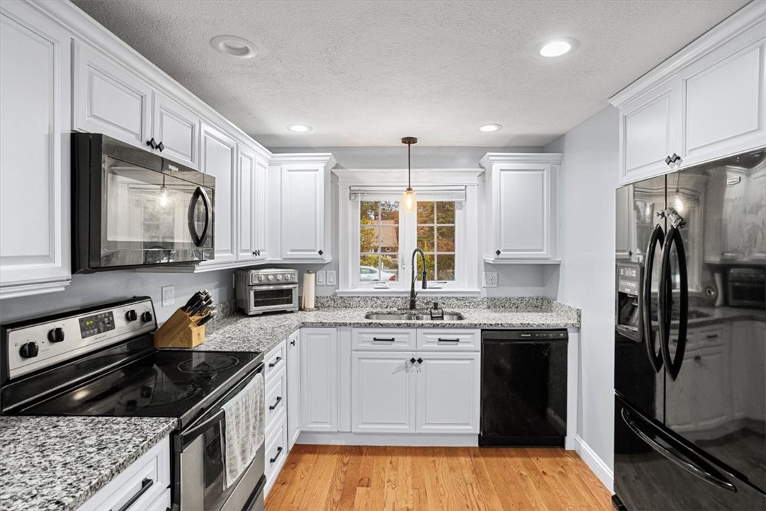 Smithfield, Rhode Island 02917, United States, 3 Bedrooms Bedrooms, ,1 BathroomBathrooms,Residential,Active,232218