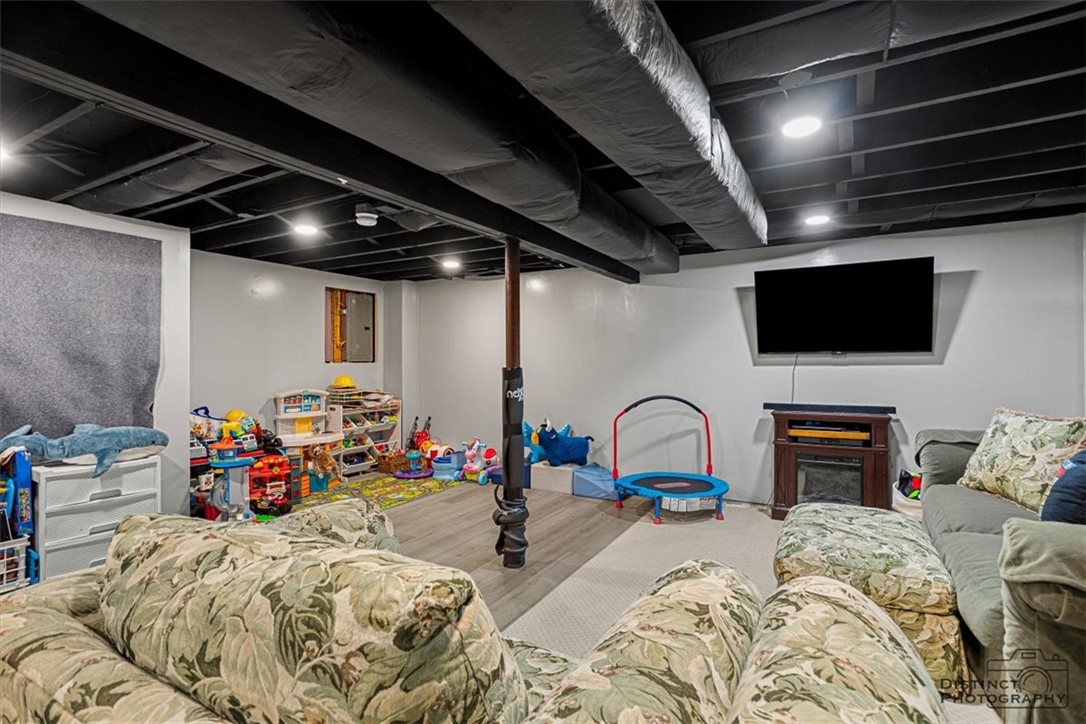 Smithfield, Rhode Island 02917, United States, 3 Bedrooms Bedrooms, ,1 BathroomBathrooms,Residential,Active,232218