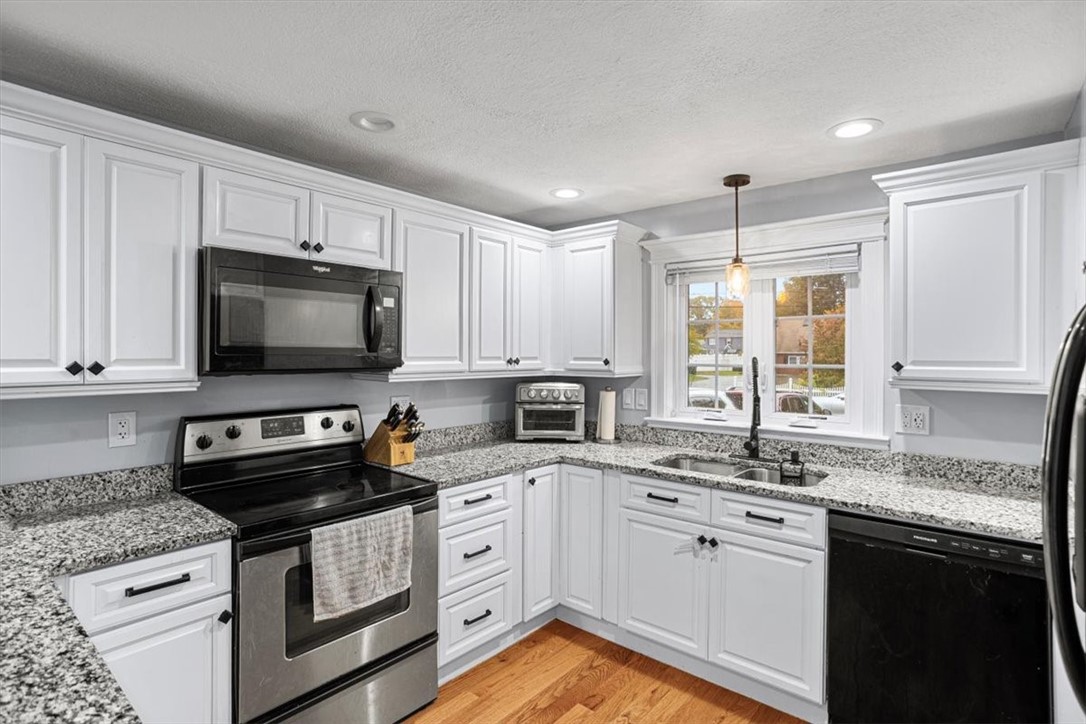 Smithfield, Rhode Island 02917, United States, 3 Bedrooms Bedrooms, ,1 BathroomBathrooms,Residential,Active,232218