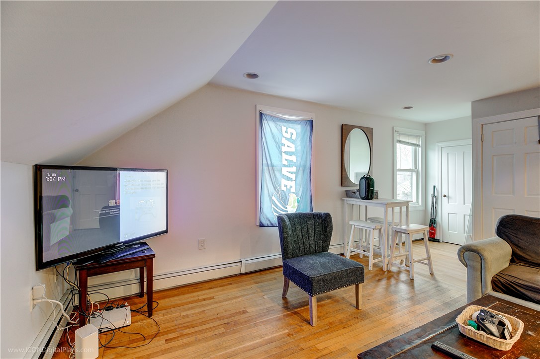 Newport, Rhode Island 02840, United States, 2 Bedrooms Bedrooms, ,1 BathroomBathrooms,Residential,Active,19178