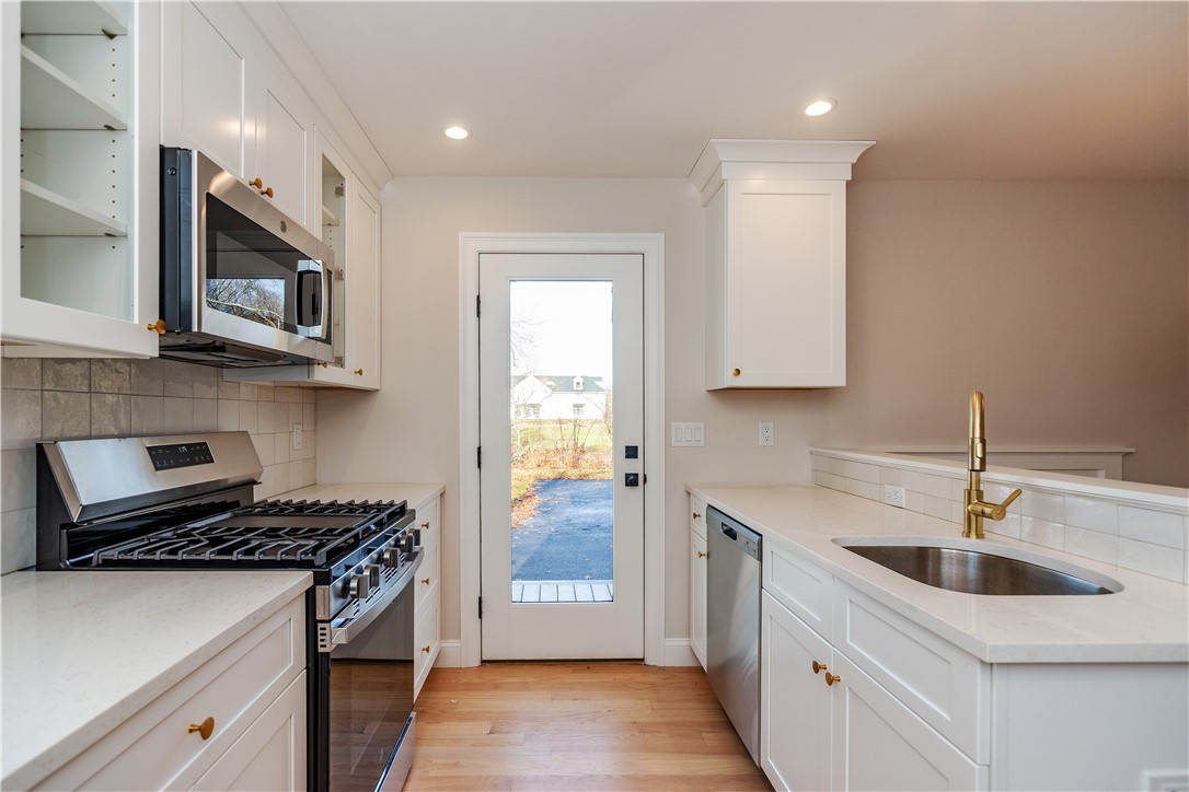 South Kingstown, Rhode Island 02879, United States, 2 Bedrooms Bedrooms, ,2 BathroomsBathrooms,Residential,Pending,251356