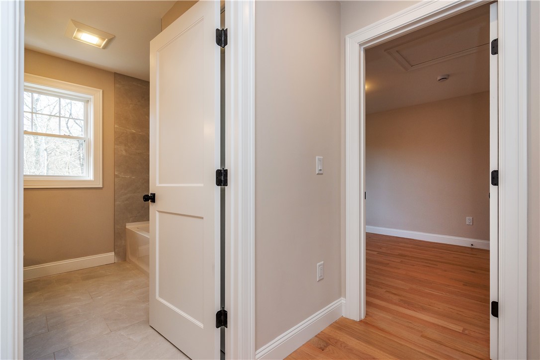 South Kingstown, Rhode Island 02879, United States, 2 Bedrooms Bedrooms, ,2 BathroomsBathrooms,Residential,Pending,251356