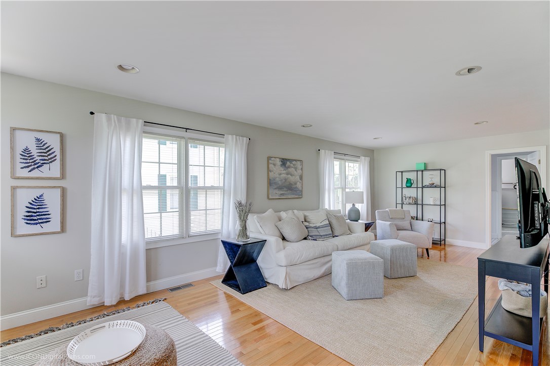 Newport, Rhode Island 02840, United States, 4 Bedrooms Bedrooms, ,2 BathroomsBathrooms,Residential,Active,207554