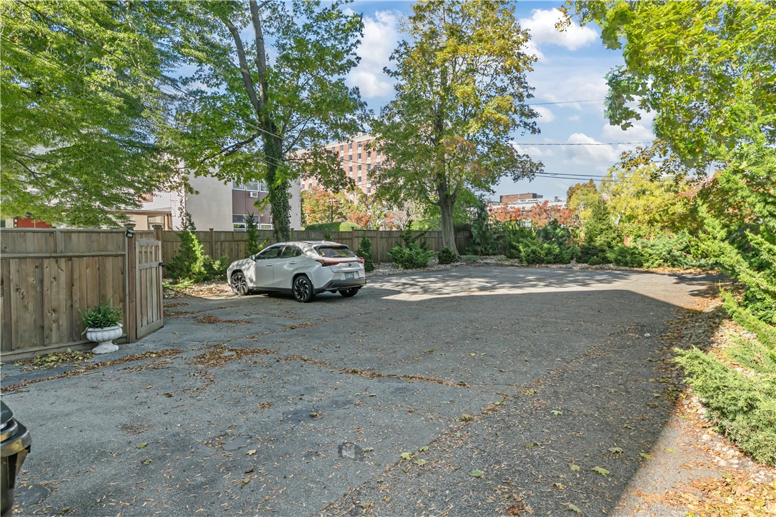 Newport, Rhode Island 02840, United States, 3 Bedrooms Bedrooms, ,1 BathroomBathrooms,Residential,Active,237940