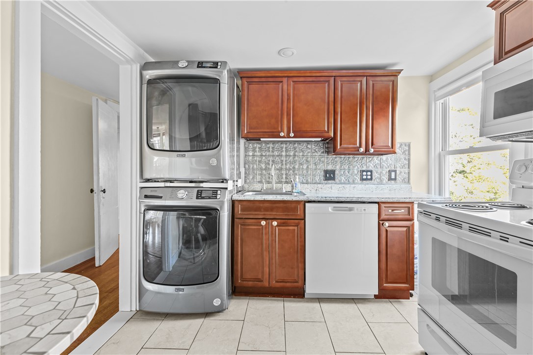 Newport, Rhode Island 02840, United States, 3 Bedrooms Bedrooms, ,1 BathroomBathrooms,Residential,Active,237940