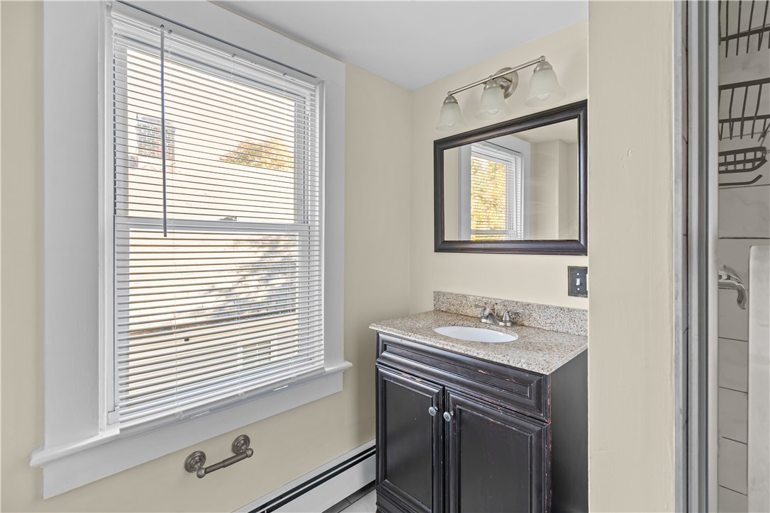 Newport, Rhode Island 02840, United States, 3 Bedrooms Bedrooms, ,1 BathroomBathrooms,Residential,Active,237940