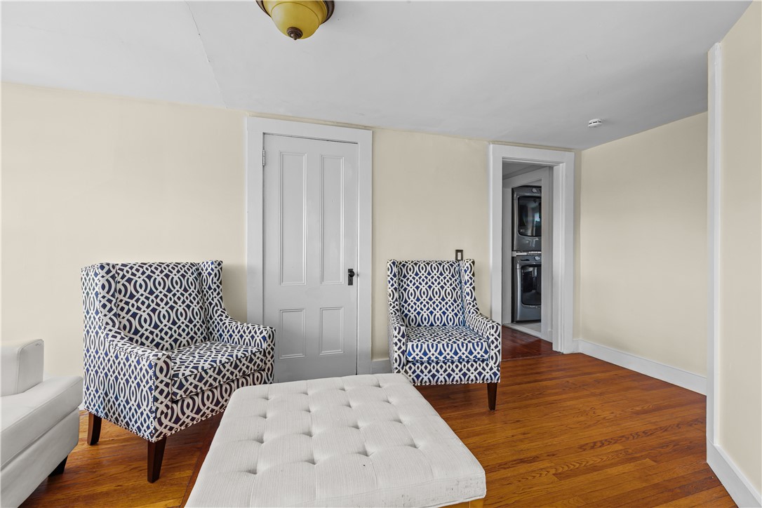 Newport, Rhode Island 02840, United States, 3 Bedrooms Bedrooms, ,1 BathroomBathrooms,Residential,Active,237940