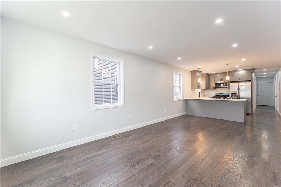 Providence, Rhode Island 02908, United States, 8 Bedrooms Bedrooms, ,4 BathroomsBathrooms,Residential,Pending,91942