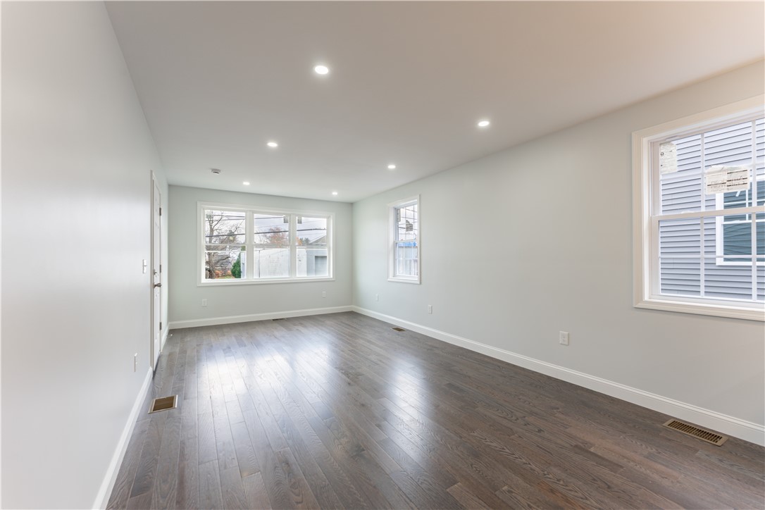 Providence, Rhode Island 02908, United States, 8 Bedrooms Bedrooms, ,4 BathroomsBathrooms,Residential,Pending,91942