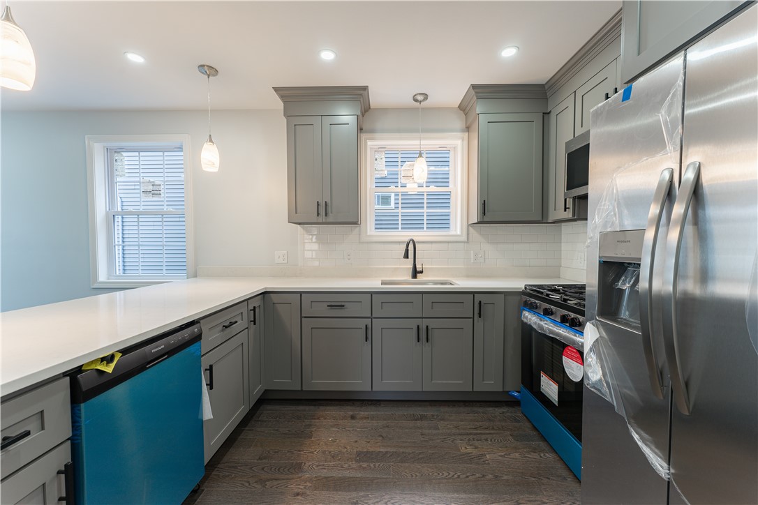 Providence, Rhode Island 02908, United States, 8 Bedrooms Bedrooms, ,4 BathroomsBathrooms,Residential,Pending,91942