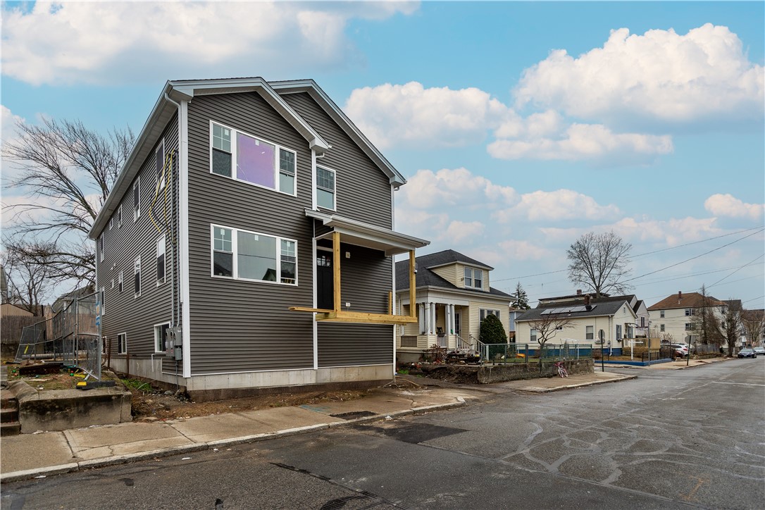 Providence, Rhode Island 02908, United States, 8 Bedrooms Bedrooms, ,4 BathroomsBathrooms,Residential,Pending,91942