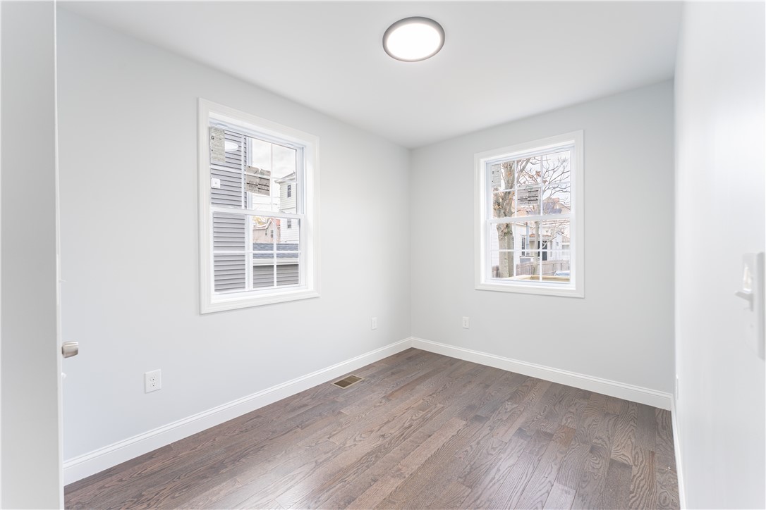 Providence, Rhode Island 02908, United States, 8 Bedrooms Bedrooms, ,4 BathroomsBathrooms,Residential,Pending,91942