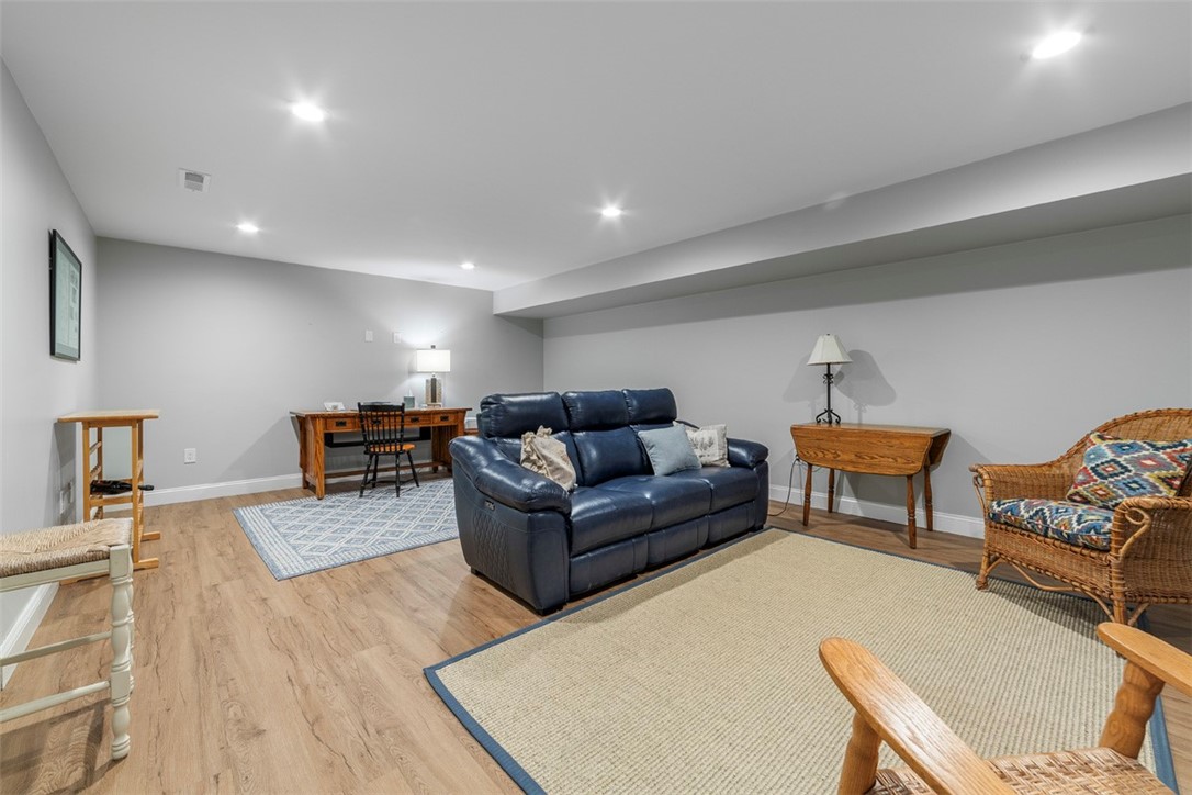 South Kingstown, Rhode Island 02879, United States, 3 Bedrooms Bedrooms, ,3 BathroomsBathrooms,Residential,Pending,23435