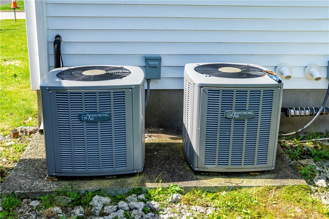 East Providence, Rhode Island 02914, United States, 4 Bedrooms Bedrooms, ,2 BathroomsBathrooms,Residential,Active,239141