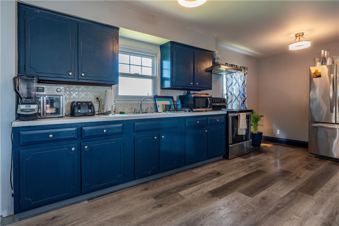 East Providence, Rhode Island 02914, United States, 4 Bedrooms Bedrooms, ,2 BathroomsBathrooms,Residential,Active,239141