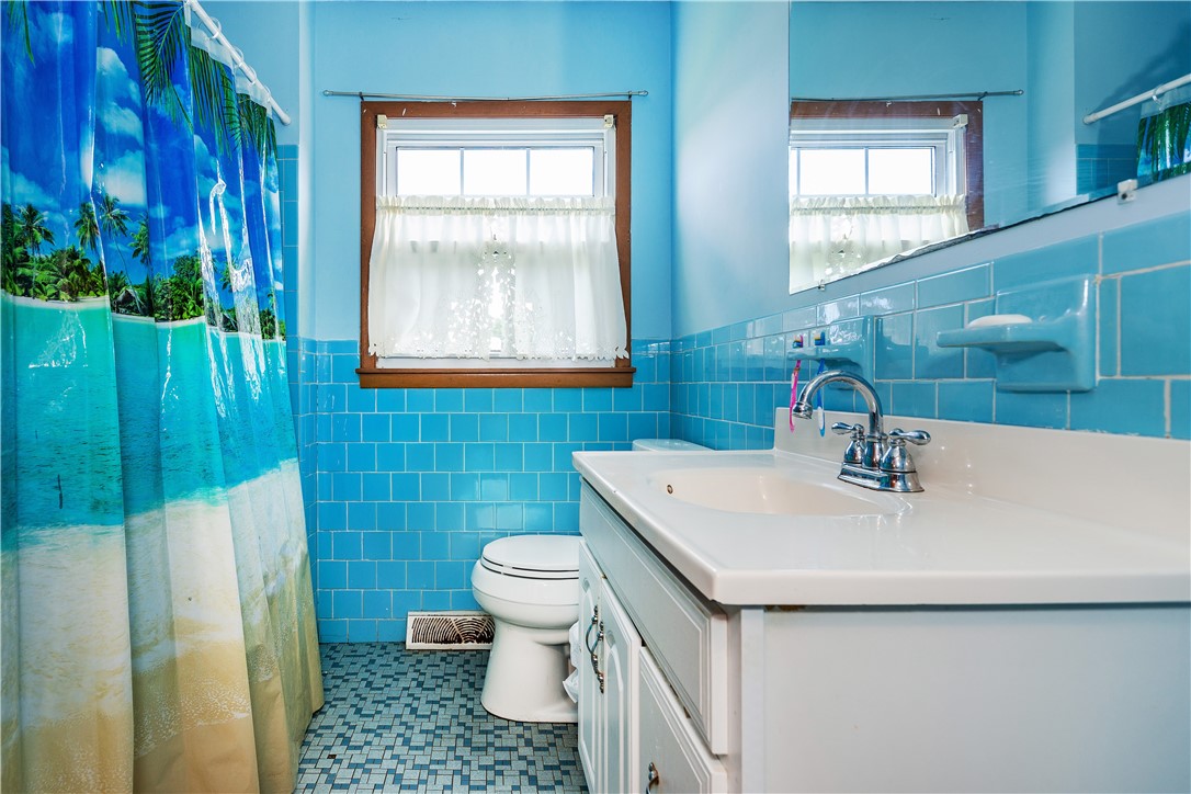 East Providence, Rhode Island 02914, United States, 4 Bedrooms Bedrooms, ,2 BathroomsBathrooms,Residential,Active,239141