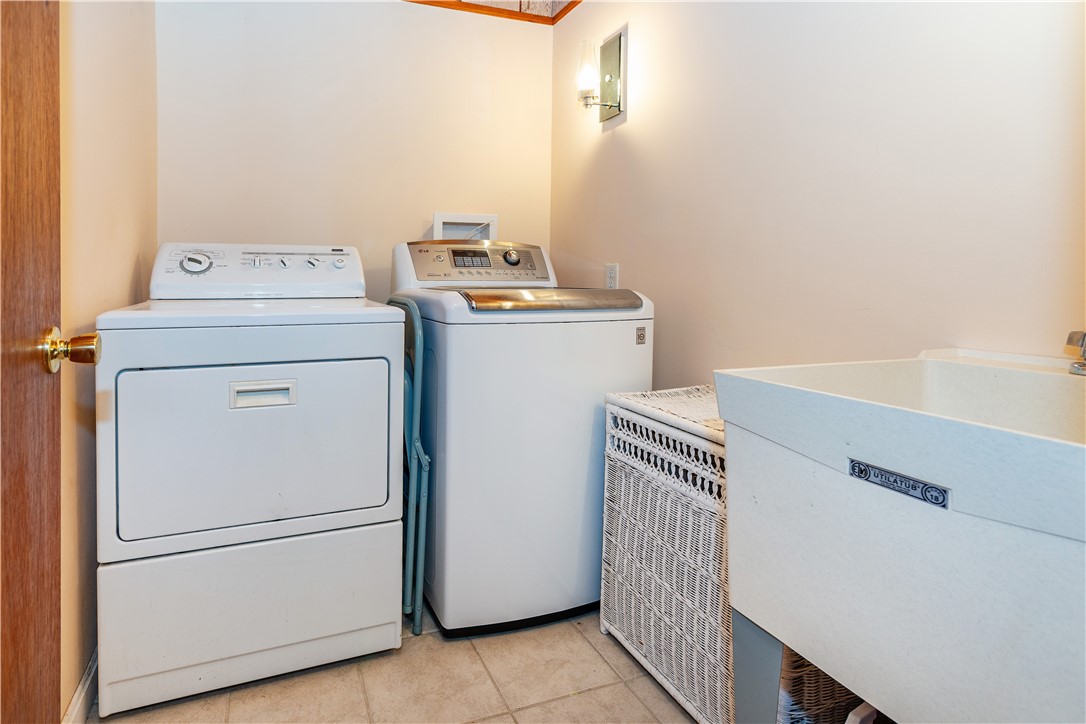 Coventry, Rhode Island 02816, United States, 4 Bedrooms Bedrooms, ,3 BathroomsBathrooms,Residential,Active,232262