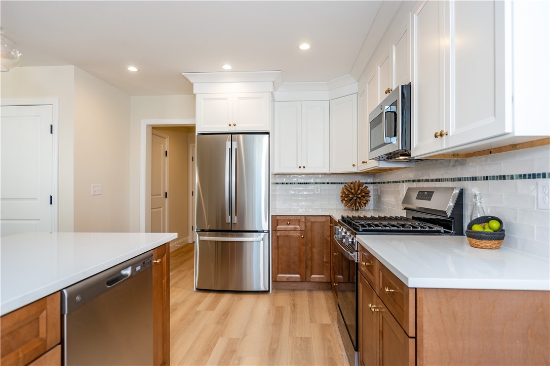 Warwick, Rhode Island 02889, United States, 3 Bedrooms Bedrooms, ,3 BathroomsBathrooms,Residential,Pending,15355