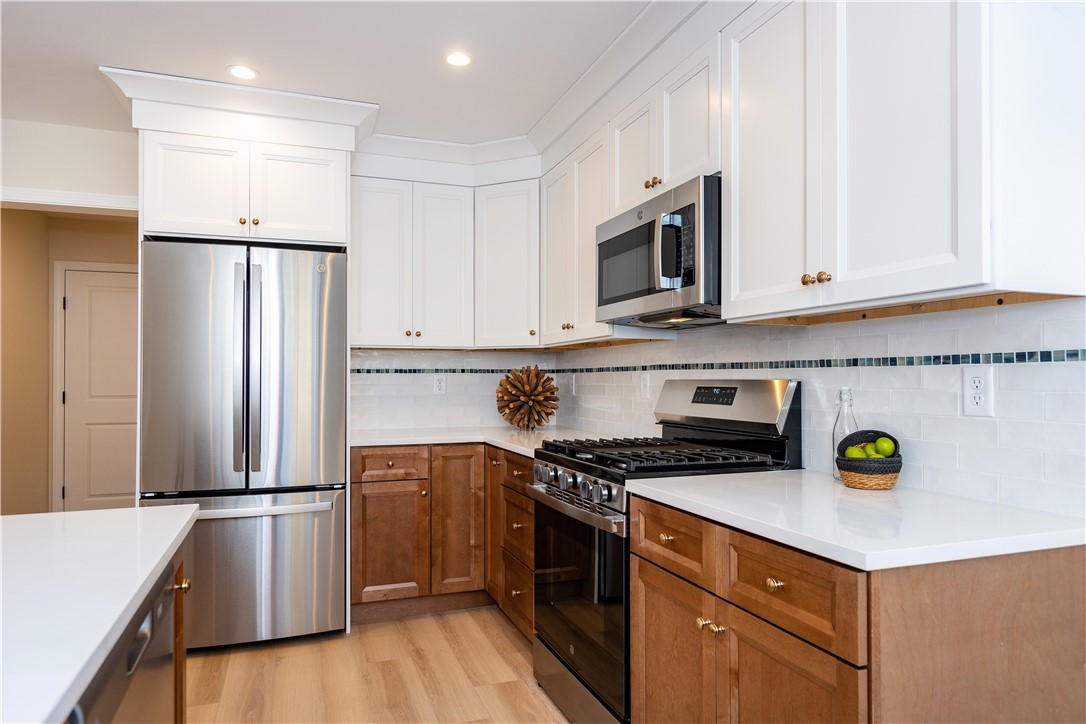 Warwick, Rhode Island 02889, United States, 3 Bedrooms Bedrooms, ,3 BathroomsBathrooms,Residential,Pending,15355