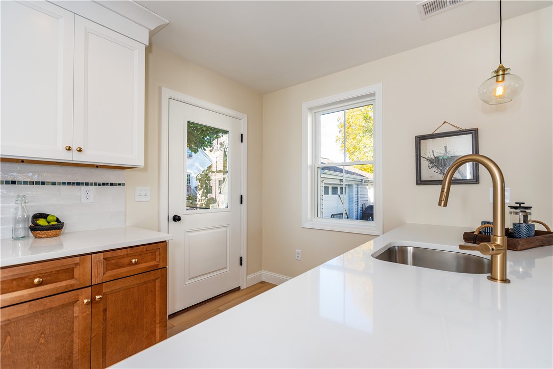 Warwick, Rhode Island 02889, United States, 3 Bedrooms Bedrooms, ,3 BathroomsBathrooms,Residential,Pending,15355