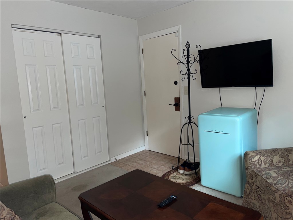 Smithfield, Rhode Island 02828, United States, 2 Bedrooms Bedrooms, ,1 BathroomBathrooms,Residential,Pending,190088