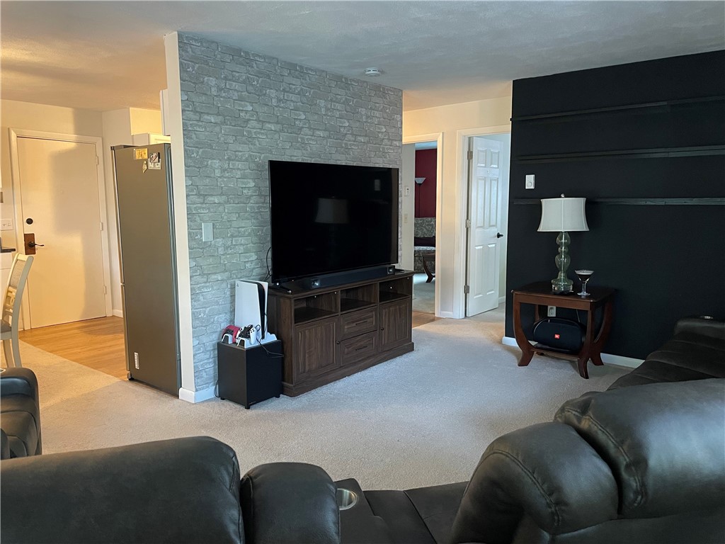 Smithfield, Rhode Island 02828, United States, 2 Bedrooms Bedrooms, ,1 BathroomBathrooms,Residential,Pending,190088