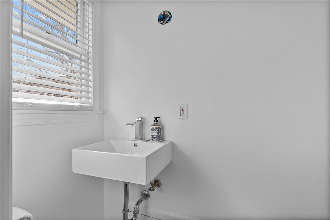 Newport, Rhode Island 02840, United States, 3 Bedrooms Bedrooms, ,2 BathroomsBathrooms,Residential,Active,82784