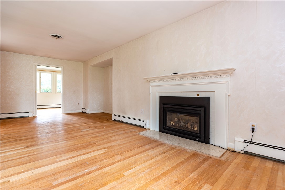 Warwick, Rhode Island 02886, United States, 3 Bedrooms Bedrooms, ,2 BathroomsBathrooms,Residential,Active,171841