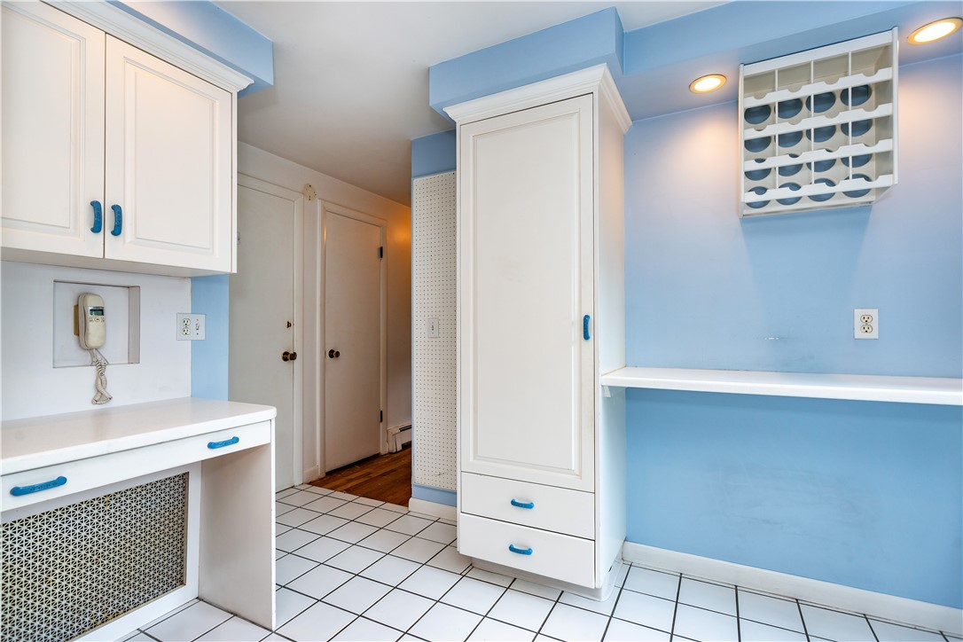 Warwick, Rhode Island 02886, United States, 3 Bedrooms Bedrooms, ,2 BathroomsBathrooms,Residential,Active,171841