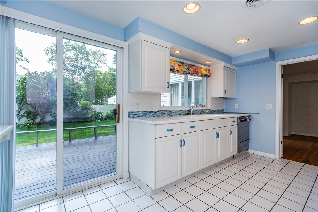 Warwick, Rhode Island 02886, United States, 3 Bedrooms Bedrooms, ,2 BathroomsBathrooms,Residential,Active,171841