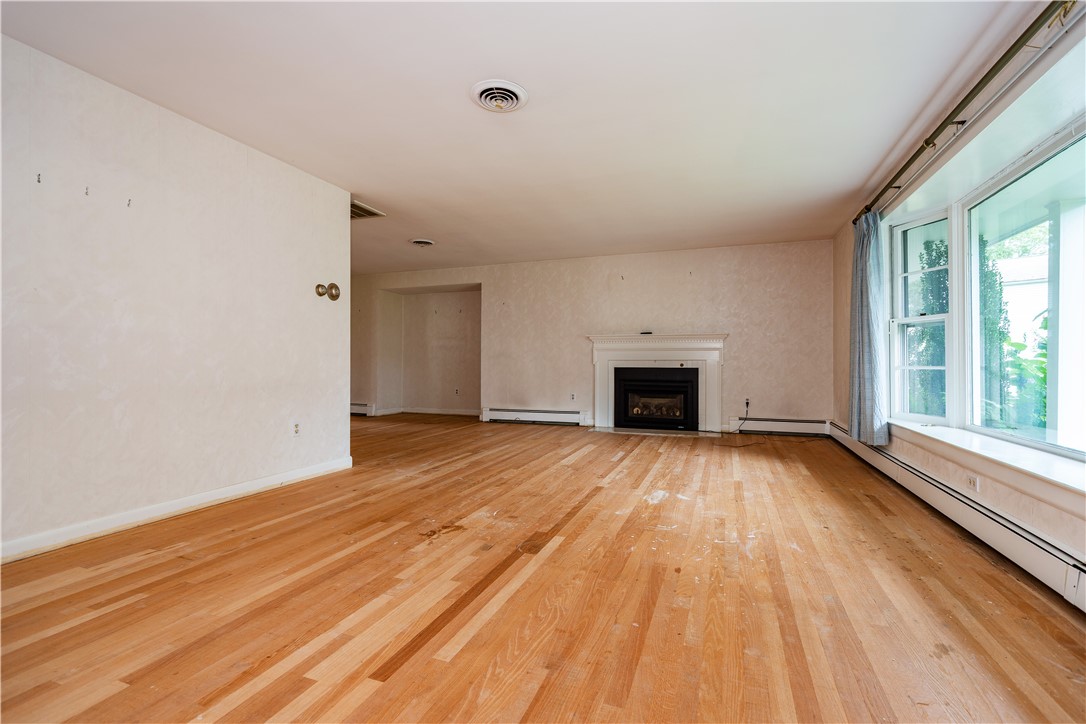 Warwick, Rhode Island 02886, United States, 3 Bedrooms Bedrooms, ,2 BathroomsBathrooms,Residential,Active,171841