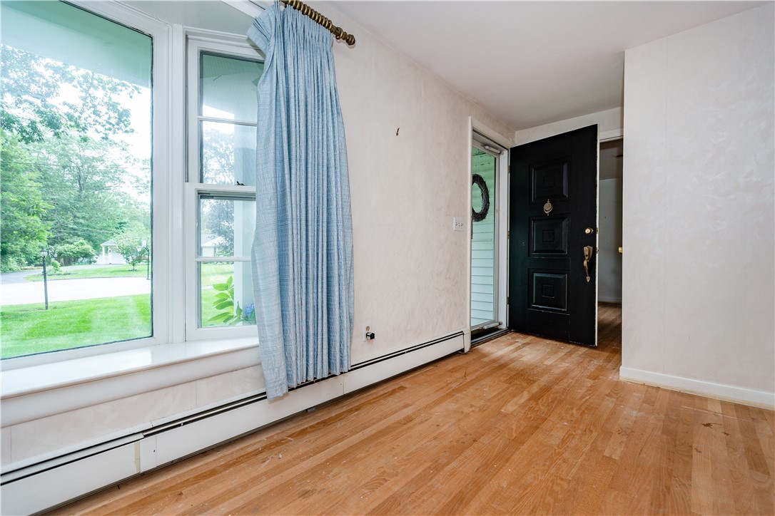 Warwick, Rhode Island 02886, United States, 3 Bedrooms Bedrooms, ,2 BathroomsBathrooms,Residential,Active,171841