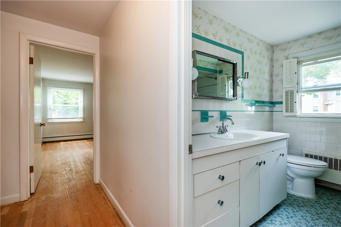 Warwick, Rhode Island 02886, United States, 3 Bedrooms Bedrooms, ,2 BathroomsBathrooms,Residential,Active,171841