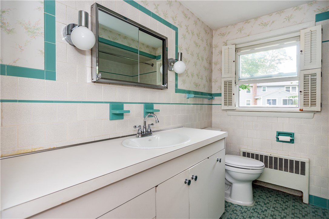 Warwick, Rhode Island 02886, United States, 3 Bedrooms Bedrooms, ,2 BathroomsBathrooms,Residential,Active,171841